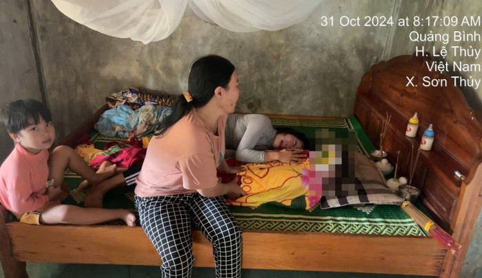 Người thân đau đớn bên di thể hai bé trai. Ảnh: Người Đưa Tin.