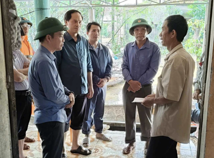 Chính quyền địa phương đến thăm hỏi và động viên gia đình. Ảnh: Báo Giao Thông.