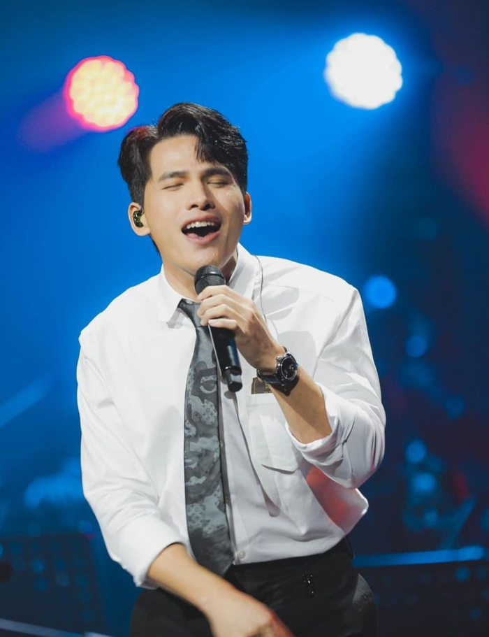 Quốc Thiên là giọng ca trưởng thành từ sân khấu Vietnam Idol 2008.
