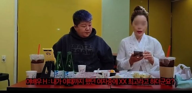 YouTuber YangYang (trái) và A (phải)