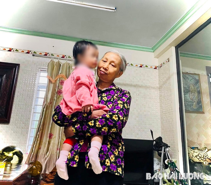 Cháu bé bị bỏ rơi ở khu vực chợ Trạm Bóng đang được người dân địa phương nuôi dưỡng, chăm sóc.