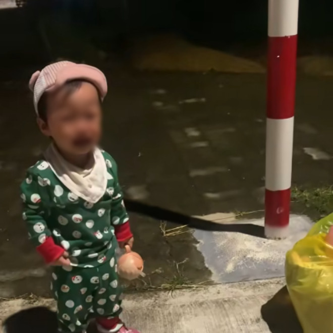 Bé gái bị bỏ rơi giữa đêm lạnh.