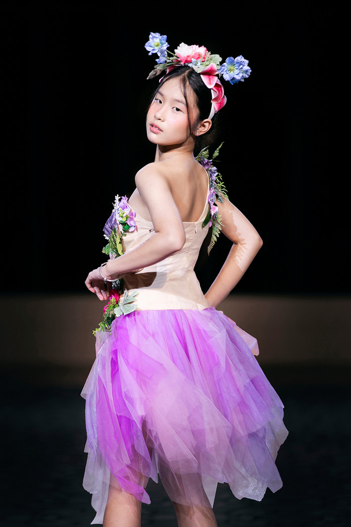 Phần trình diễn của Hoàng Ý tại Tuần lễ thời trang Tokyo Couture Fashion Week. 