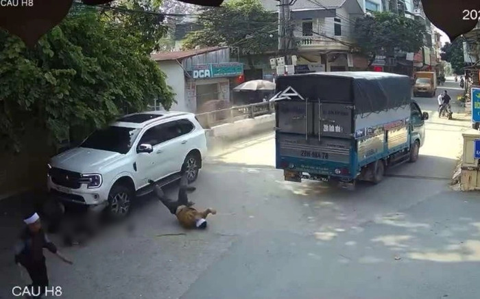 Ô tô mất lái lao vào đoàn người đưa tang, 4 người thương vong ở Hà Nội Ảnh 2