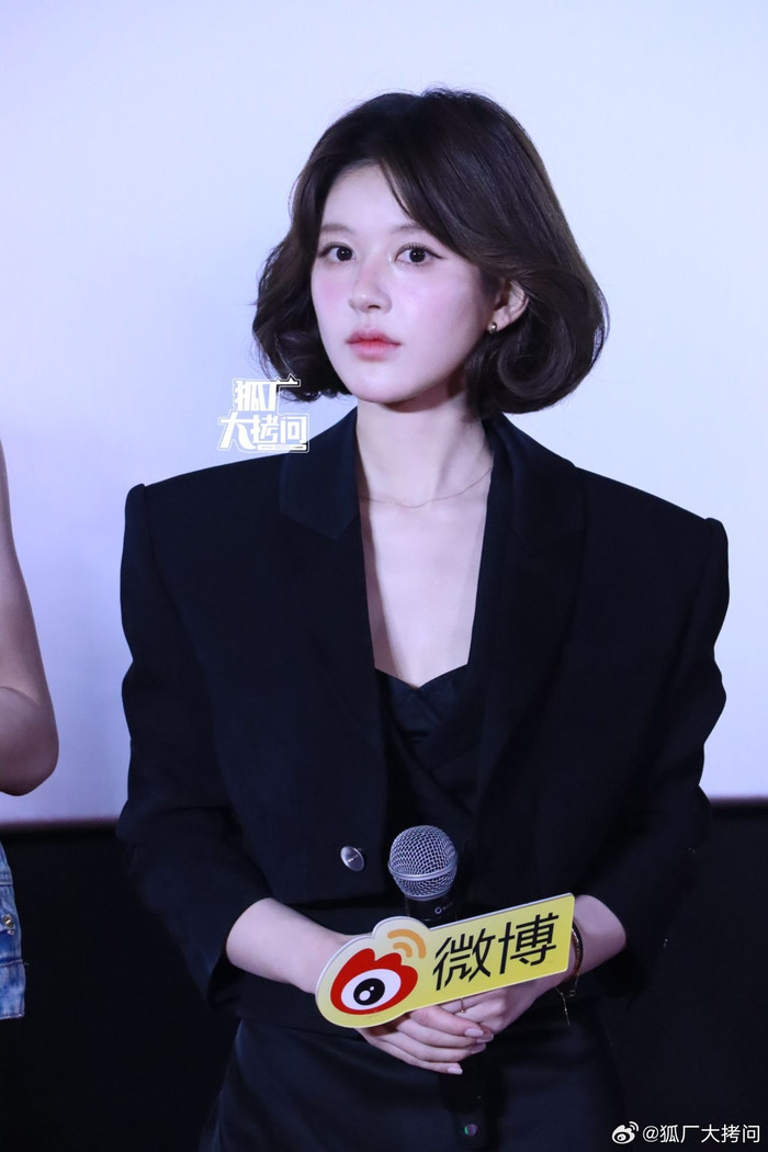 Mái tóc ngắn phồng và sự đổi mới phong cách nữ tính, trưởng thành giúp cho Triệu Lộ Tư ghi điểm trước khán giả.