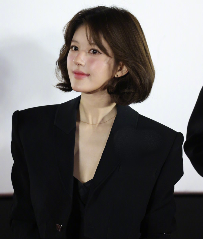 Layout trang điểm bị cho là đang dìm hàng nhan sắc của cô nàng.