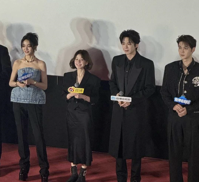 Vóc dáng nhỏ thó của Triệu Lộ Tư khi xuất hiện trong buổi ra mắt Rèm Ngọc Châu Sa.