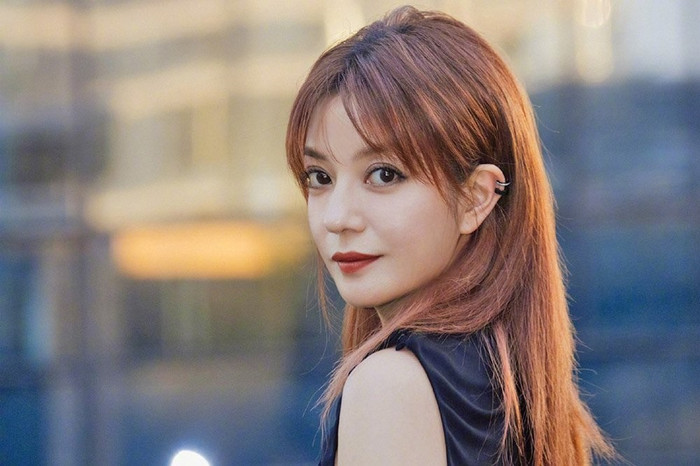 Tháng 4 vừa qua, cổ phần của Triệu Vy trong công ty giải trí bị phong tỏa. Giá trị cổ phần lên tới 5 triệu NDT (hơn 17 tỷ đồng).