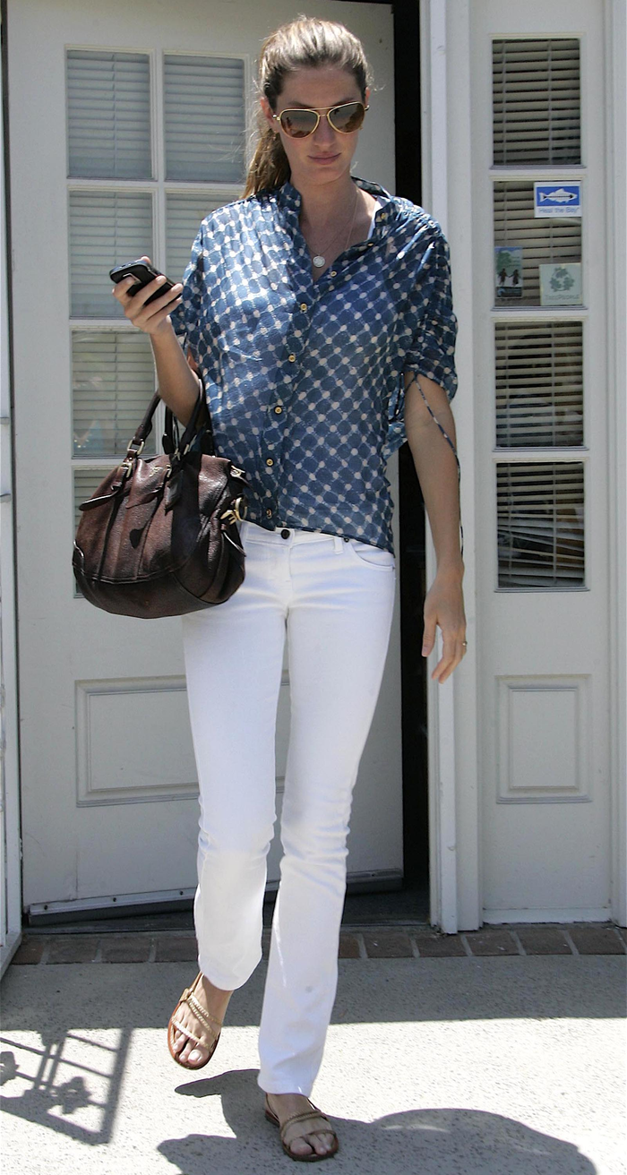 Lần khác, cô kết hợp quần jean trắng và áo Phillip Lim có họa tiết cùng chiếc túi tote Prada màu nâu kích cỡ trung bình. 