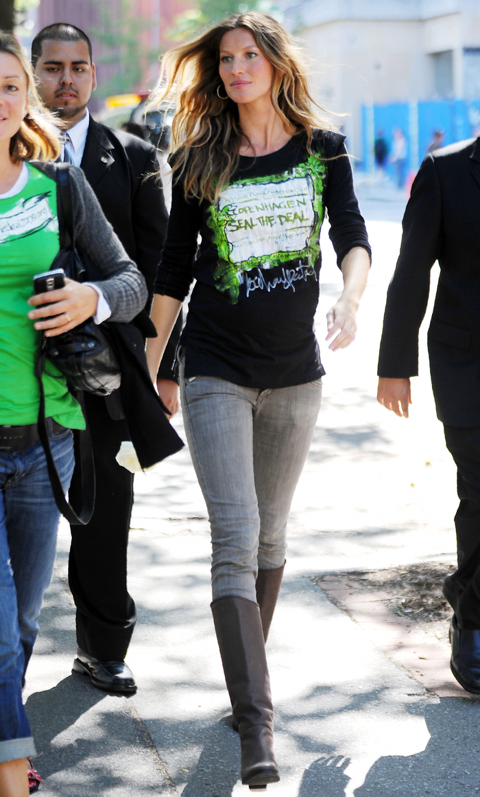 Nữ siêu mẫu diện mẫu áo quà lưu niệm hấp dẫn từ Hội nghị thượng đỉnh về biến đổi khí hậu của Liên hợp quốc khi đi dạo quanh thành phố New York.