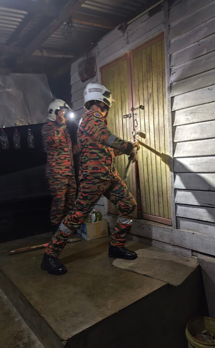 Phá cửa ngôi nhà khóa trái, đội cứu hộ bàng hoàng phát hiện nam thanh niên treo cổ.