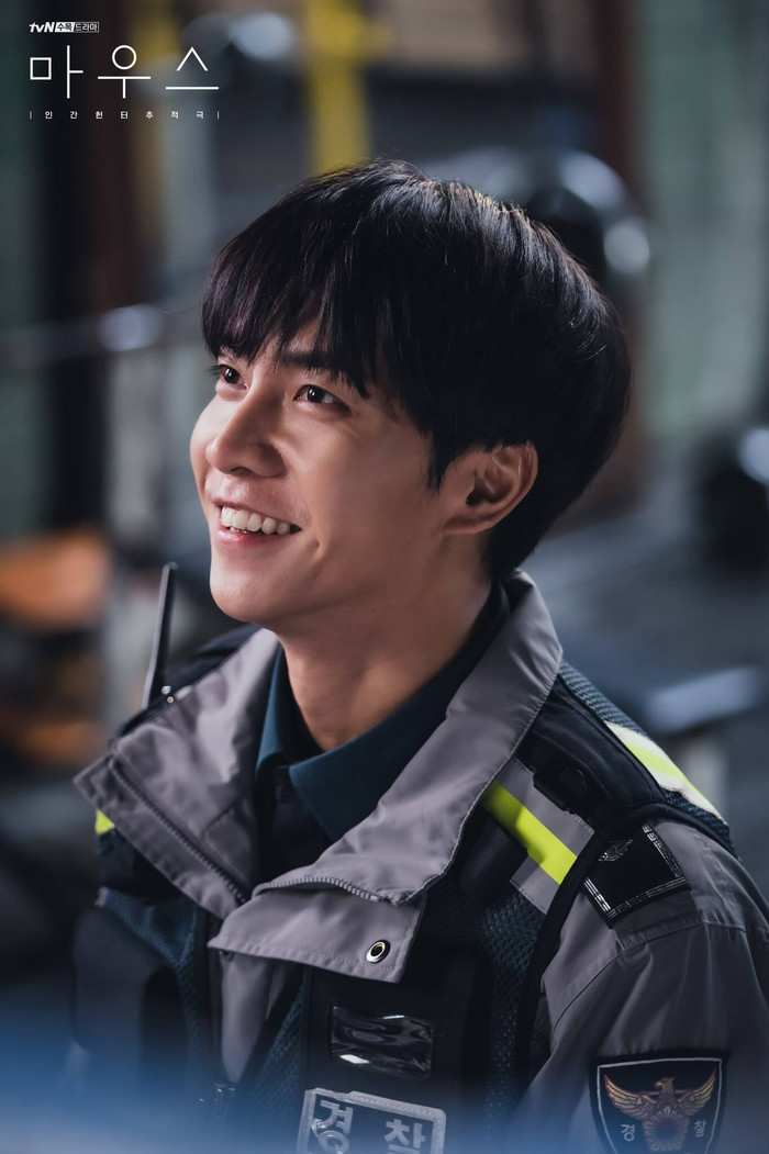 Nụ cười bí ẩn chết người của Lee Seung Gi khiến khán giả 'lạnh sống lưng' trong siêu phẩm Mouse. 