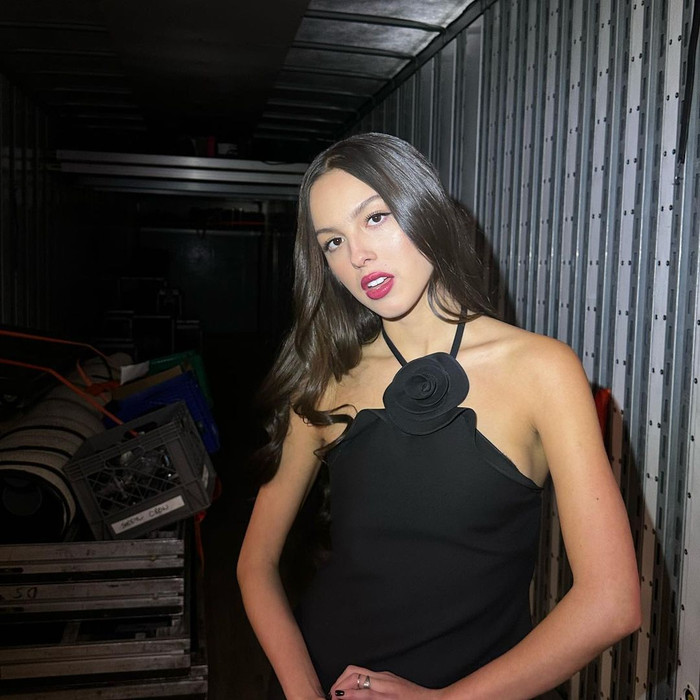Olivia Rodrigo biết cách biến chiếc váy đen cơ bản thành món đồ đậm cá tính.