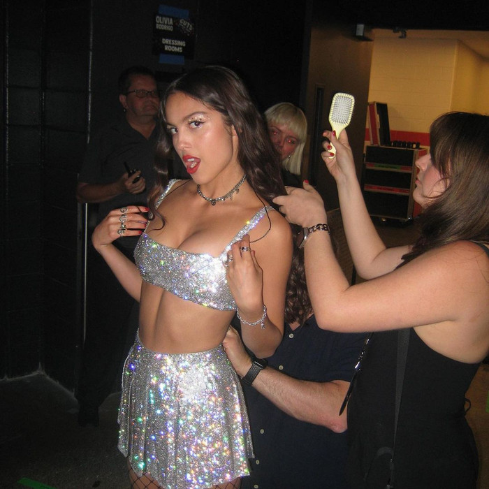 Olivia Rodrigo luôn nổi bật với những kiểu trang phục sequins ánh kim. 