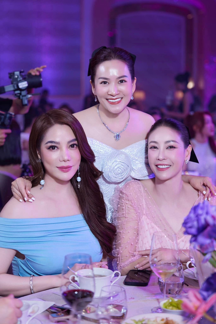 Trương Ngọc Ánh - Anh Thơ chơi chung hội bạn thân Vbiz.