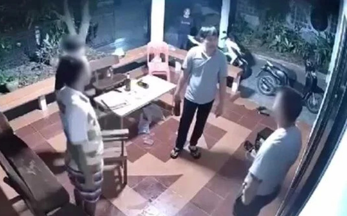 Hai thanh niên đột đột xông vào nhà dân gây hấn, cái kết sau đó khiến ai cũng hả hê Ảnh 2