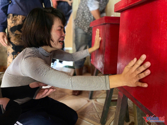 Chị Tưởng khóc nấc gọi tên các con trong vô vọng.