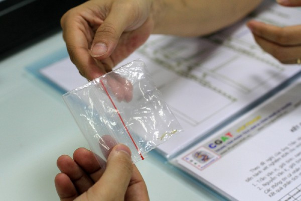Mẹ chồng của Tiểu Na đã bí mật đi xét nghiệm ADN giữa Tiểu Na và cháu gái.