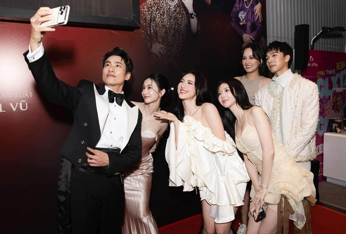 Mai Phương Thuý hào hứng check-in cùng các nghệ sĩ. Ảnh: FBNV