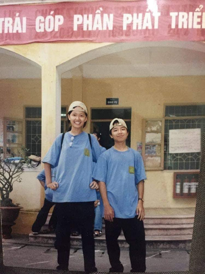 Mai Phương Thuý mặc áo đồng phục, nhoẻn miệng cười với bạn khi chụp hình. Ảnh: FBNV