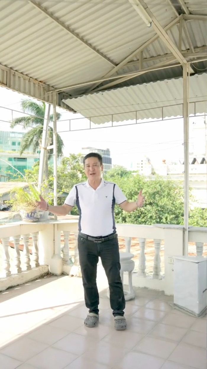 NSƯT Chí Trung hoài niệm về tiệc đầy tháng của con trai diễn ra vào năm 1992 tại ban công quen thuộc. Ảnh: Chụp màn hình