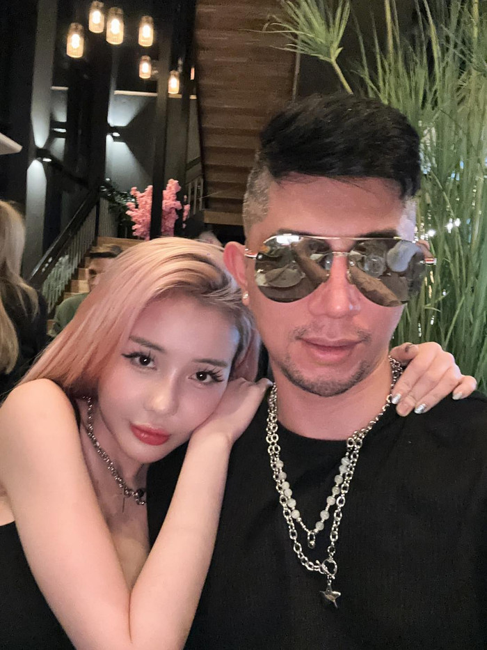 Ngân 98 từng cho rằng cô ăn mặc táo bạo khi đi diễn hoặc ở nhà. Lúc ra đường hay gặp bạn, nữ DJ chọn trang phục kín đáo, tùy từng địa điểm đến. 