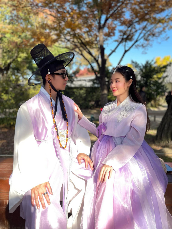 Midu và chồng nhìn nhau đắm đuối không rời. Ảnh: FBNV