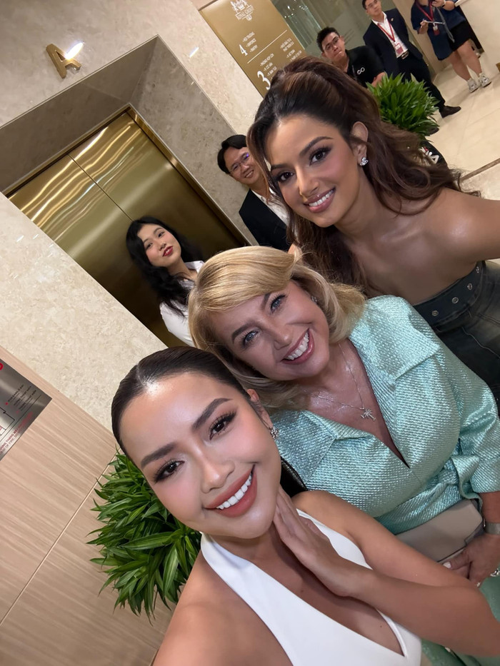 Hoa hậu Ngọc Châu gặp gỡ bà Paula Shugart và Miss Universe 2021 - Harnaaz Sandhu.