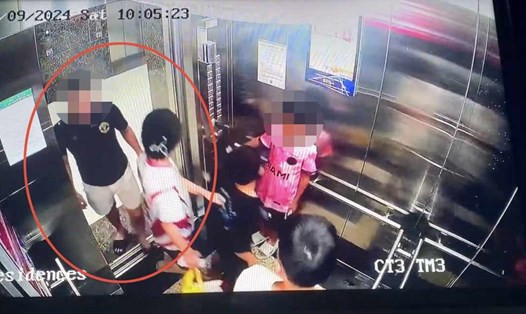 Cô gái H. bị người đàn ông mặc áo đen sàm sỡ trong thang máy được camera an ninh ghi lại