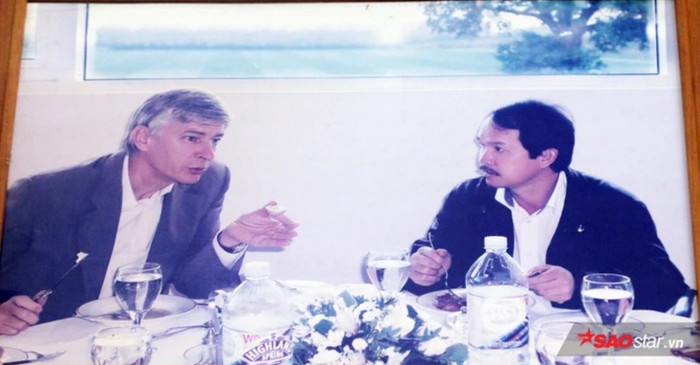 Bầu Đức từng sang nước Anh để gặp HLV Wenger. 
