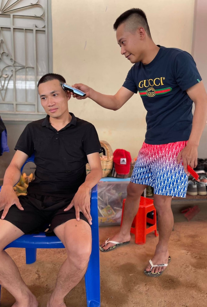 Quang Linh Vlogs và thành viên Quang Dũng.