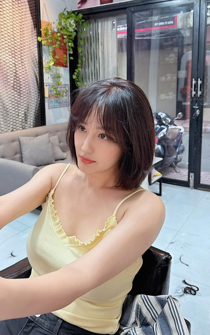 Nàng hậu bất ngờ cắt tóc ngắn. 