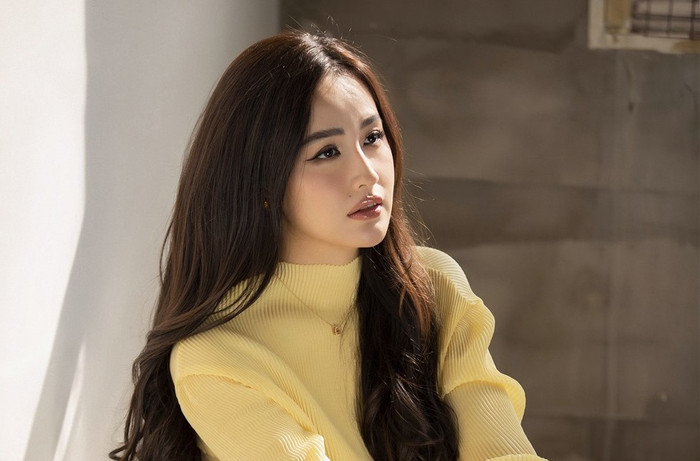 Gần đây, Hoa hậu Việt Nam 2006 nhiều lần đăng tải những dòng trạng thái buồn bã về chuyện tình cảm. 