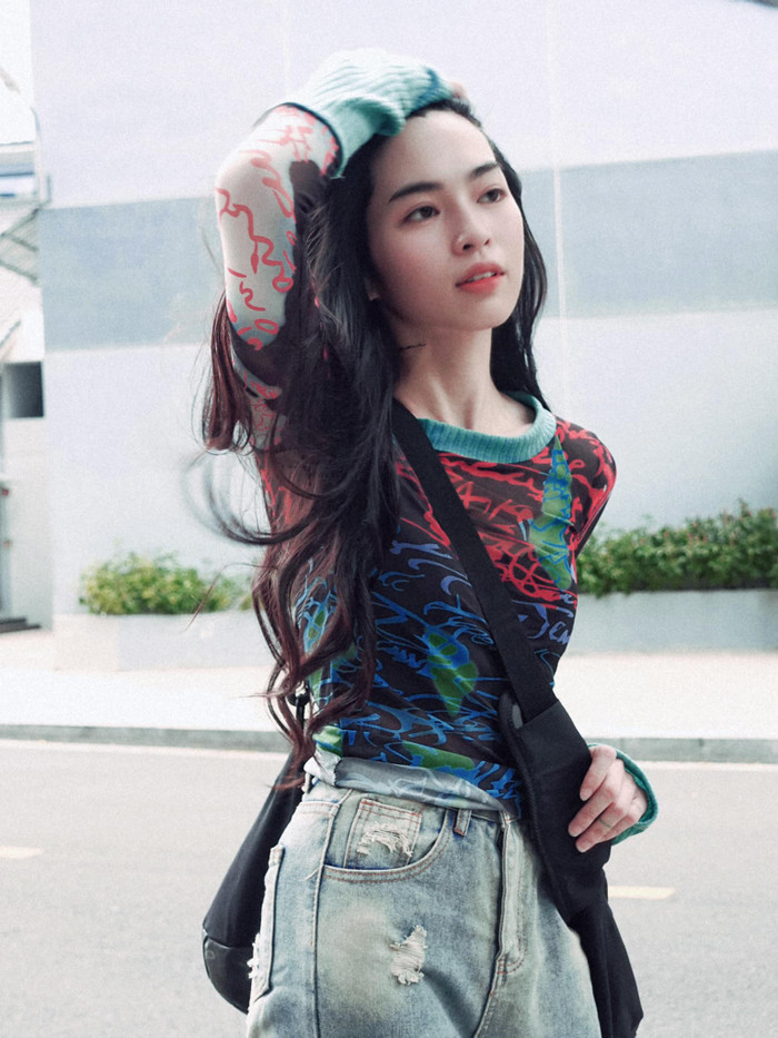 Những tấm hình do nữ diễn viên đăng tải đều mang tâm trạng u buồn. Ảnh: FBNV