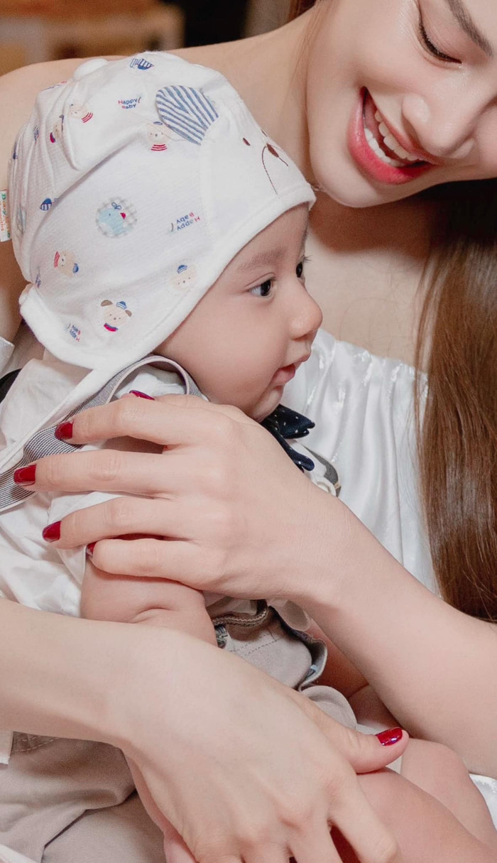 Góc nghiêng đáng yêu của bé Hope - con thứ 2 của Trường Giang và Nhã Phương. 