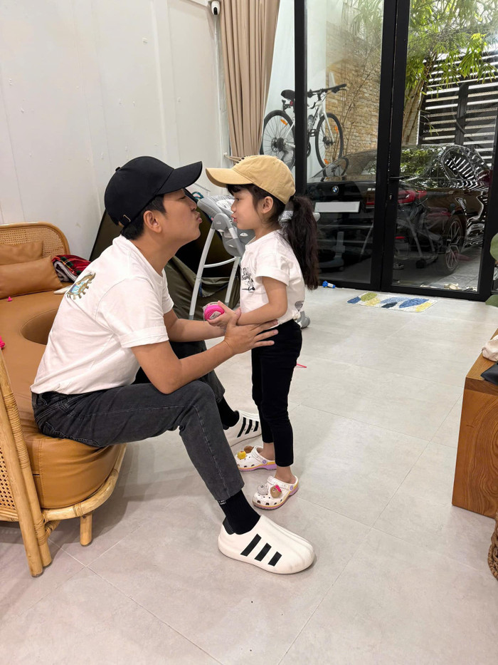 Trường Giang thường xuyên khoe những khoảnh khắc 'bố bỉm' thực thụ khi tự tay chăm sóc các con. 