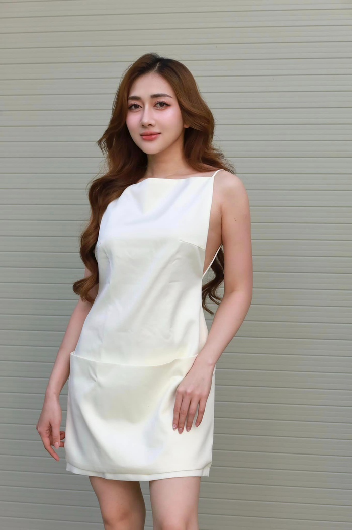 Vợ Phan Đạt chọn tông màu tóc là nâu hạt dẻ giúp tôn làn da trắng. Cô cũng bắt đầu trang điểm nhẹ nhàng hơn trước, nhấn nhá màu phấn tươi sáng ở phần mắt và má giúp gương mặt thu hút, nữ tính hơn. 
