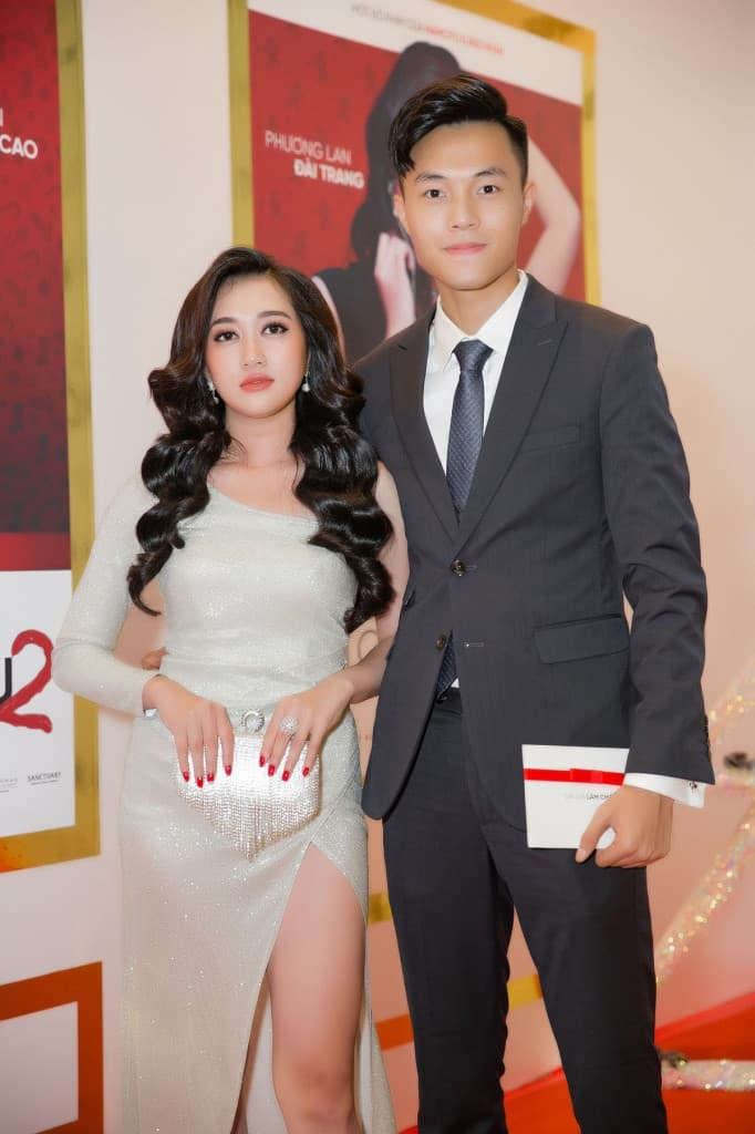 Trước đây, Phương Lan thường chuộng kiểu trang điểm đậm gắn lông mi dày kết hợp với những kiểu tóc xoăn khiến nhan sắc bị “dừ” hơn tuổi thật khi đứng cạnh ông xã Phan Đạt. 