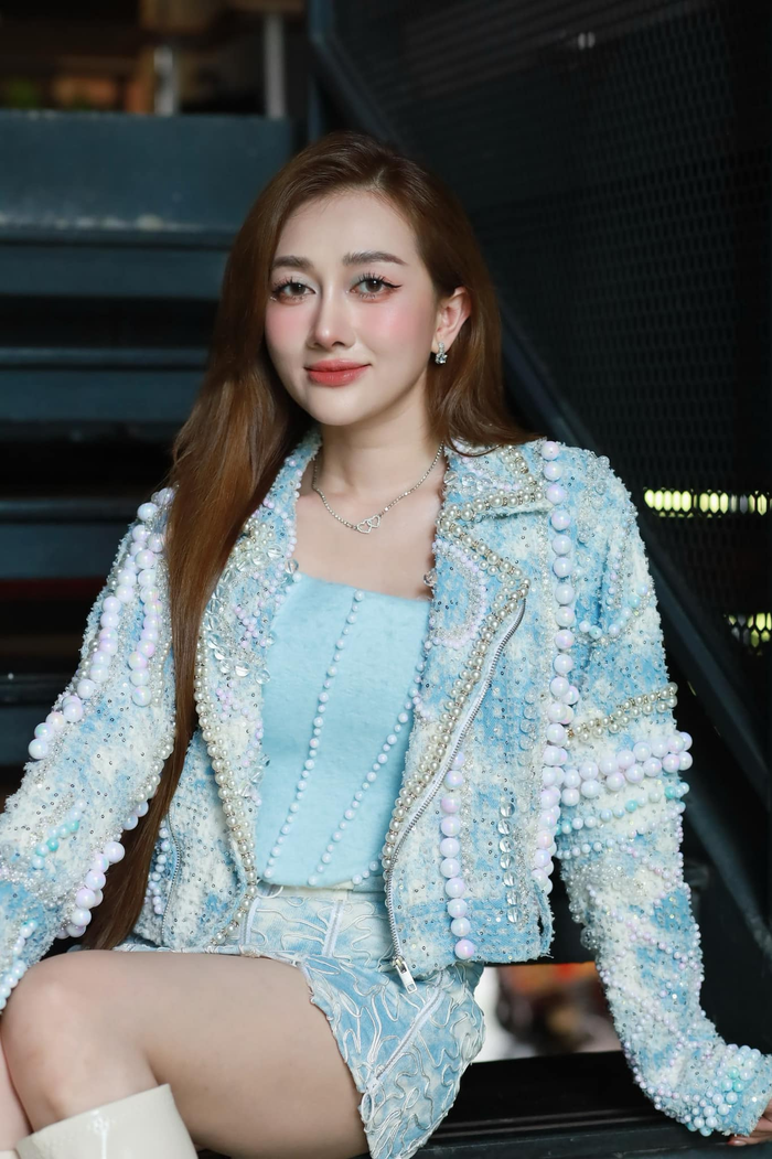 Về phong cách ăn mặc, Phương Lan cũng bắt nhịp với xu hướng hiện tại. Người đẹp không ngại thử diện váy ngắn, corset, giày boots để tăng thêm độ trẻ trung cho diện mạo. 