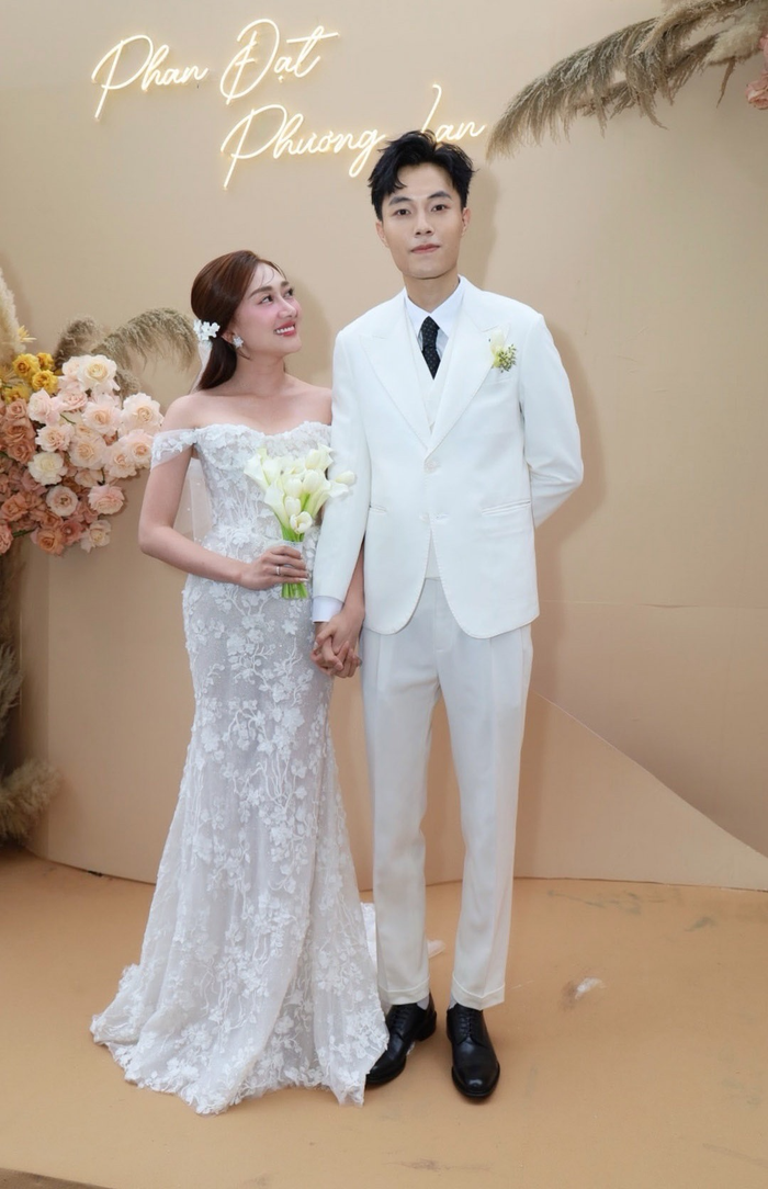 Trong thời gian qua, vợ chồng Phương Lan và Phan Đạt đang là cặp đôi gây chú ý trên mạng xã hội do ông xã cô vướng lùm xùm “bóc phốt” một vài đồng nghiệp. Nhiều nghệ sĩ bị ảnh hưởng không ít, dù bài đăng không có bằng chứng cụ thể. Hiện tại, nữ diễn viên vẫn đang giữ im lặng trước thông tin chia tay với Phan Đạt. 