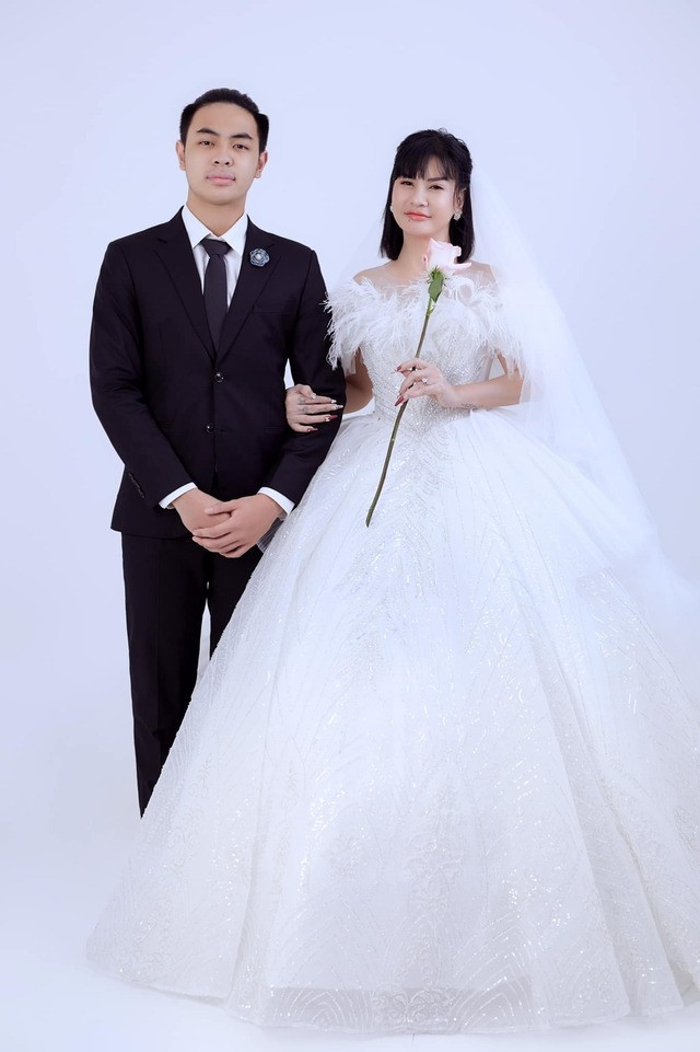 Cát Phượng sống bình yên bên con trai.
