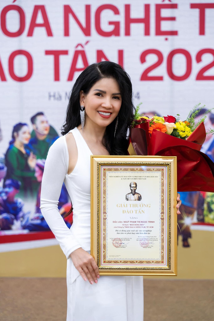 Ngọc Trinh “Mùi Ngò Gai” trẻ đẹp, giỏi giang ở tuổi U50.