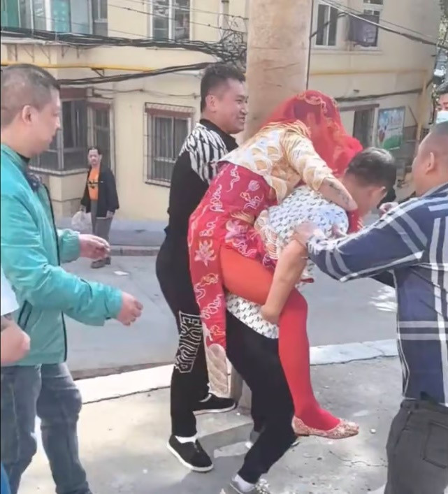 Những người tham gia trò bắt nạt đã mô tả nó như một 'trò chơi' được những người liên quan đồng ý. Ảnh: Weibo