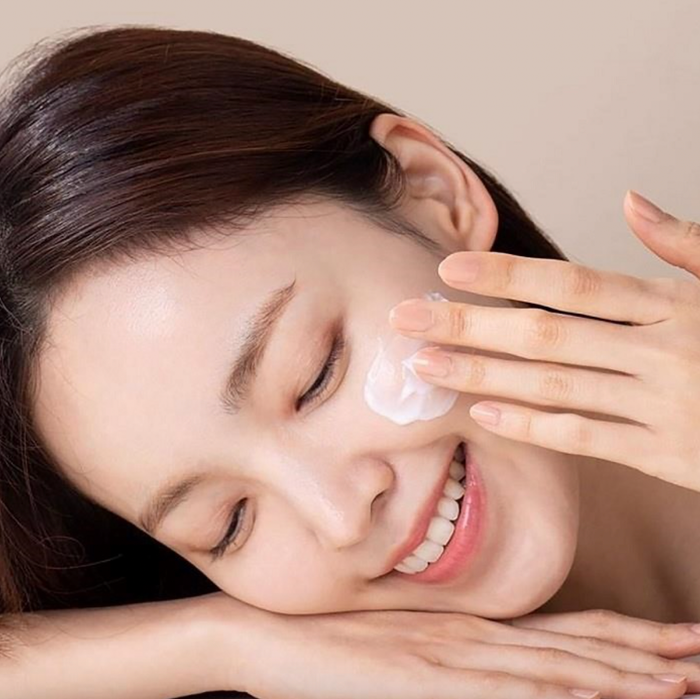Thoa kem chống nắng là bước cần thiết, đóng vai trò quan trọng giúp tăng hoạt tính của serum vitamin C.