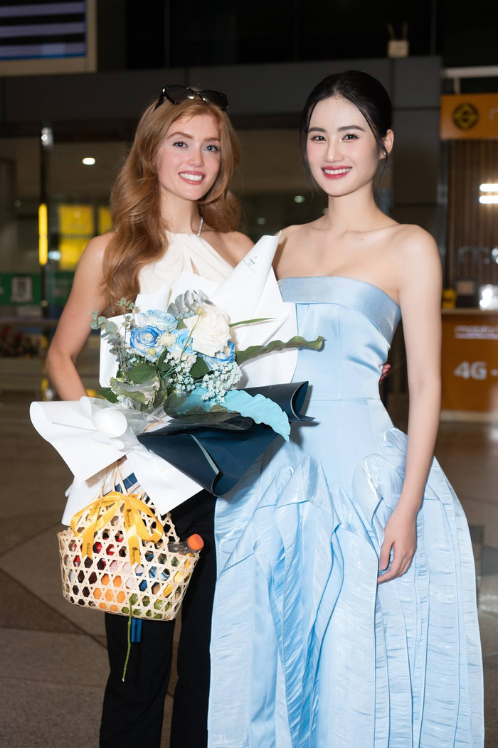 Trong một lần đón những nhân vật quyền lực của tổ chức Miss World khi đến Việt Nam, Hoa hậu Ý Nhi diện mẫu váy cúp ngực, form dáng dài. Thiết kế này được tạo điểm nhấn bằng đường siết chặt vùng eo và phần tùng váy cỡ lớn mang tông màu xanh biển, đồng bộ với màu sắc thương hiệu của cuộc thi lâu đời nhất hành tinh. Trong bộ váy này, Hoa hậu Ý Nhi để lộ bờ vai trần nuột nà cùng phần xương quai xanh sắc nét.