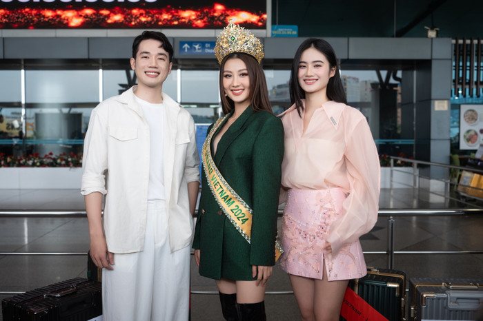 Hôm 3/10, Hoa hậu Ý Nhi đến sân bay tiễn Hoa hậu Quế Anh lên đường sang Cambodia chinh chiến Miss Grand International 2024. Người đẹp Bình Định diện nguyên cây hồng ngọt ngào, là sự kết hợp giữa chân váy ngắn, đính đá lấp lánh cùng mẫu áo sơ mi chất liệu xuyên thấu, mỏng tang. Bản phối này giúp Hoa hậu Ý Nhi khoe khéo đôi chân dài nuột nà. Để phù với tổng thế trang phục, đương kim Miss World Vietnam còn lựa chọn layout trang điểm nhẹ nhàng, trong trẻo, theo tông màu hồng đào đồng điệu.