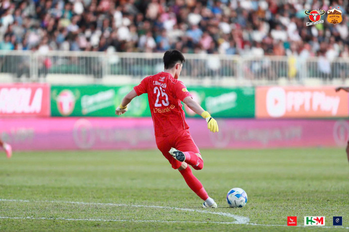 Thủ môn 1m91 của HAGL - Trần Trung Kiên đã bộc lộ điểm yếu lớn trước ngày lên tuyển Việt Nam. Ảnh: HAGL