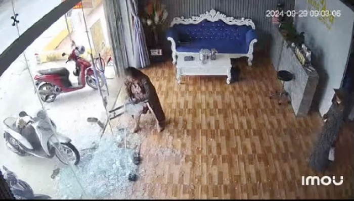 Cửa kính bị vỡ tan tành.