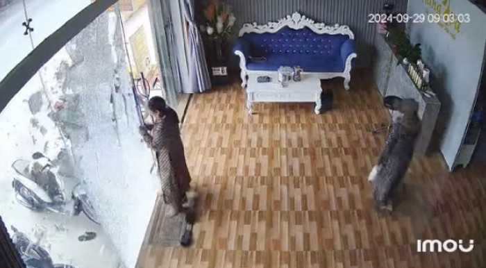 Khoảnh khắc cửa kính nứt thành từng mảnh trước khi đổ sập.