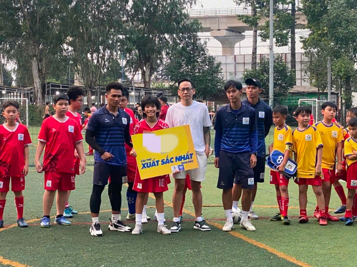 Vợ Duy Mạnh hào hứng chia sẻ khoảnh khắc chồng đi cùng con trai thi đấu, sau đón nhận giải. Ảnh: FBNV